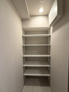 SICは奥行たっぷりスーツケースなども置いておけます