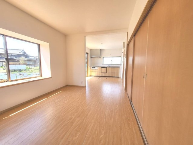 リフォームにより室内は清潔感のある仕上がりとなっており、家具の配置もしやすいシンプルな空間。家族が集まるリビングスペースとしてはもちろん、ダイニングスペースも確保しやすい広さがあります。