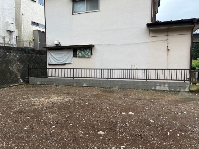 土地の面積＝住宅面積ではありません。建ぺい率の問題などで、土地のある場所によって住宅を建てられる面積は限られています。高さもしかり、「土地」という言葉の中には、建築条件も含まれると考えておきましょう。