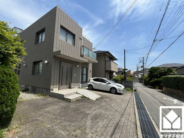 北側・南側ともキッチンに大容量の収納が隣接しており、パントリーとしてもお使いいただけます。食品のストックや食器等もすっきり片付けることができます。