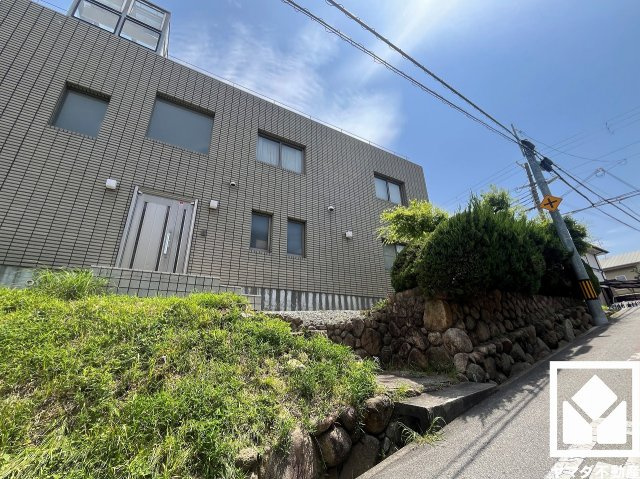 トイレが1階に2か所、2階に1か所ございますので、朝の忙しい時間帯も混雑を避けられます。