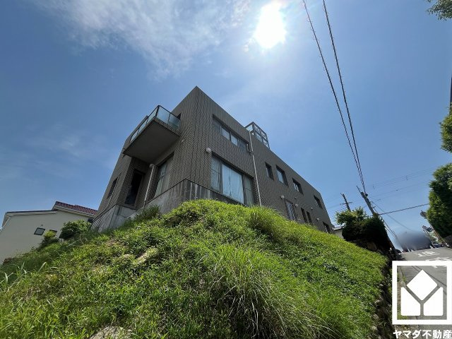 北側の玄関にはシューズボックスを設置。家族の靴もしっかり収納できるので、玄関がいつも片付き、気持ちよくお客様を迎えられます。