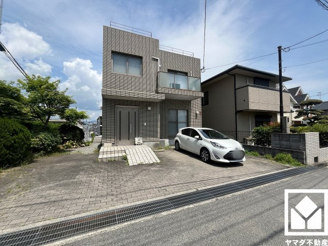 南側・西側・北側の三方角地で、陽当たり・風通しの良い立地です。