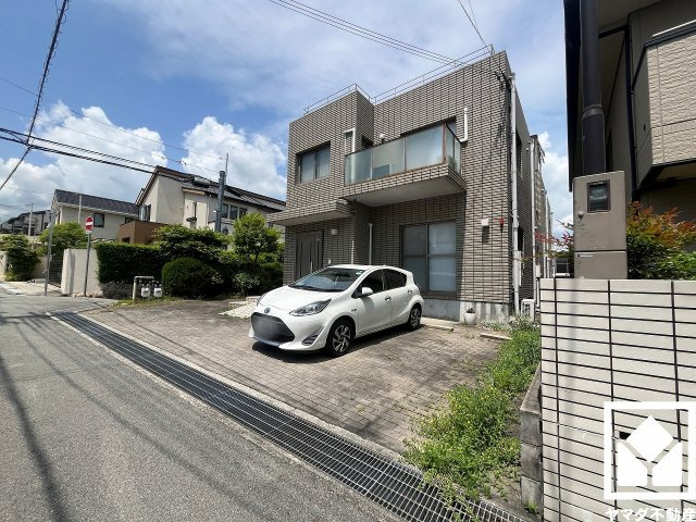 駐車スペースを2台分確保。重い荷物や雨の日の移動もスムーズで、快適なカーライフを実現。来客時にも便利です。