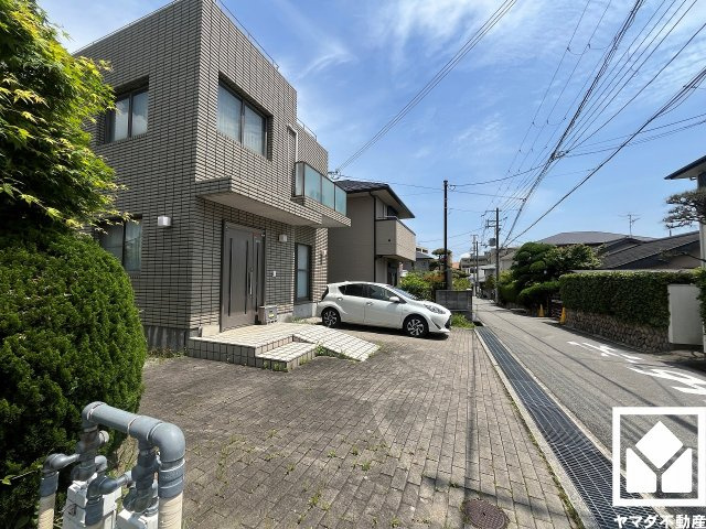 京都市から神戸市を結ぶ国道171号線まで一般道で約2.2km。大阪府や西宮市など各方面へアクセスしやすい、車での移動にも便利な立地です。