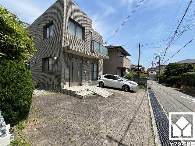 玄関や、キッチン・浴室・トイレ・洗面台などの水回りが各階にあり、二世帯住宅としてもご検討いただけます。