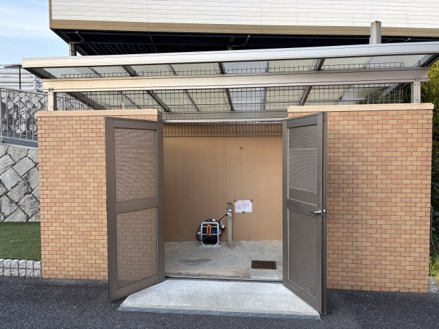 敷地内に設けられたゴミ捨て場は、居住者専用で使いやすい配置。屋根付きで雨の日でも利用しやすく、日々のゴミ出しもスムーズに行えます。清潔に保たれており、管理体制の良さも感じられる安心の共用設備です。