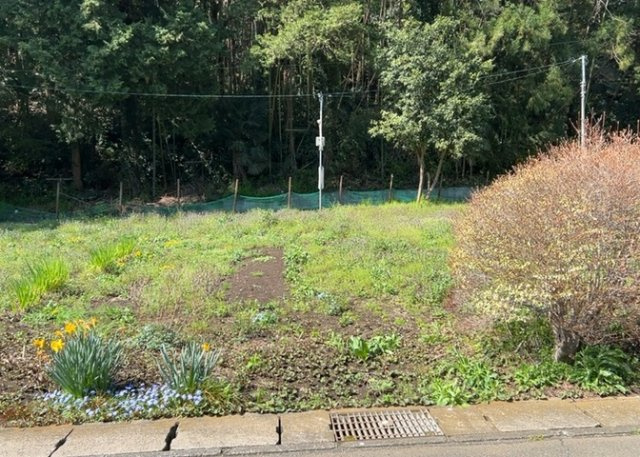 土地購入を検討されている場合、境界杭がない状態で購入してしまうと境界確定測量をする必要があり、費用がかかります。購入の前に、売主、隣土地所有者立ち合いのもと境界を確定し境界杭を設置するのがベストです。