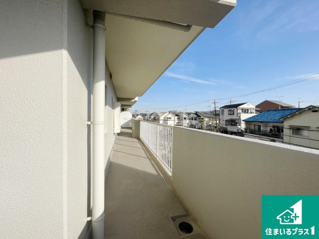 3洋室が面した東側バルコニーです！一日の始まりを告げる太陽の光を最もダイレクトに感じられる特等席です！【現地写真】