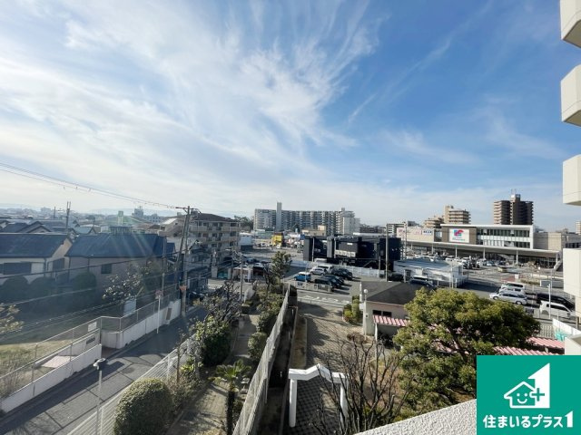 前面に棟がなく、少し高台になっているため眺望も良好！【現地写真】