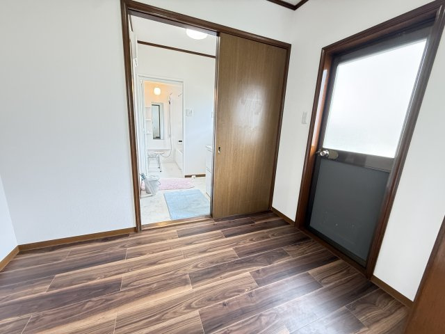 洗面室に隣接した家事室は、洗濯やアイロンがけ、室内干しスペースなど多目的に活用できる便利な空間です。勝手口から屋外への出入りもでき洗濯動線もスムーズ。収納スペースとしても活用できる使い勝手の良い一室。