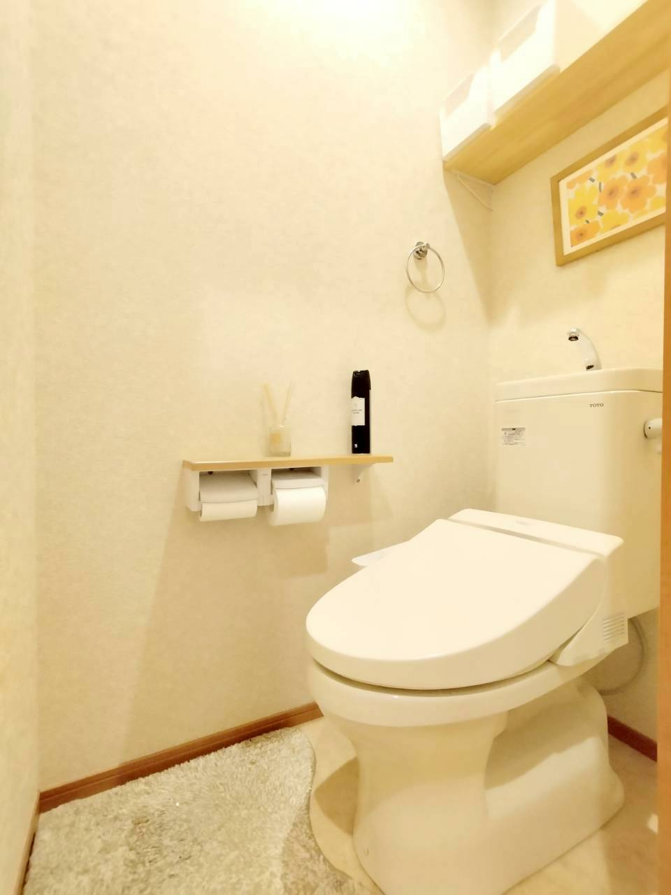 1階トイレ。トイレ内には便利な収納棚を完備。トイレットペーパーや掃除用品などをスッキリ整理できます。