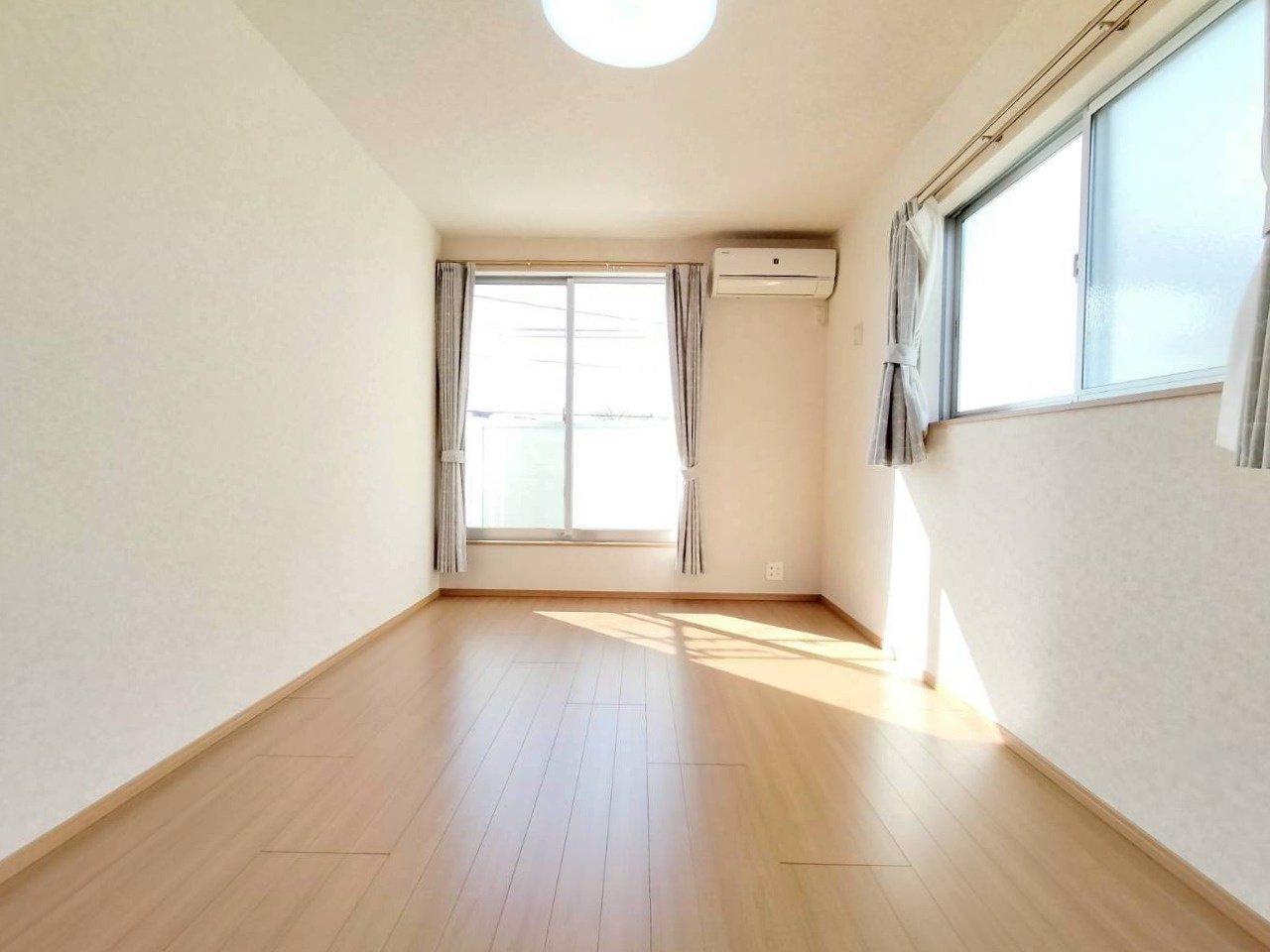 主寝室に適した約7.5帖の洋室。2面採光で風通しも良く、西側からの光がお部屋を明るく包みます。