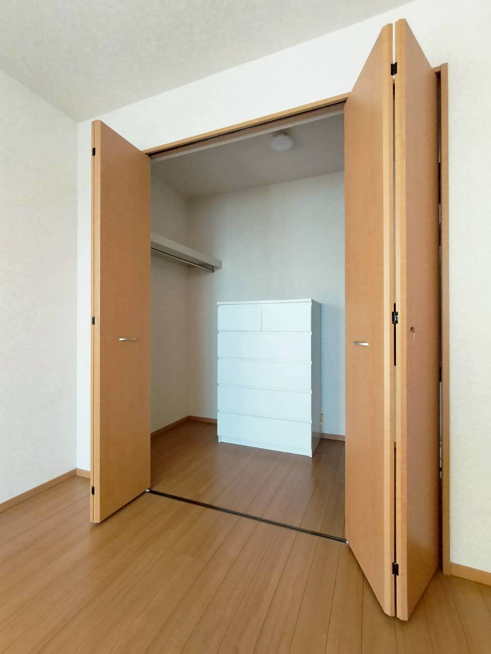 約7.5帖の主寝室。ウォークインクローゼット完備で、衣類や大型荷物もスッキリ収納することができます。