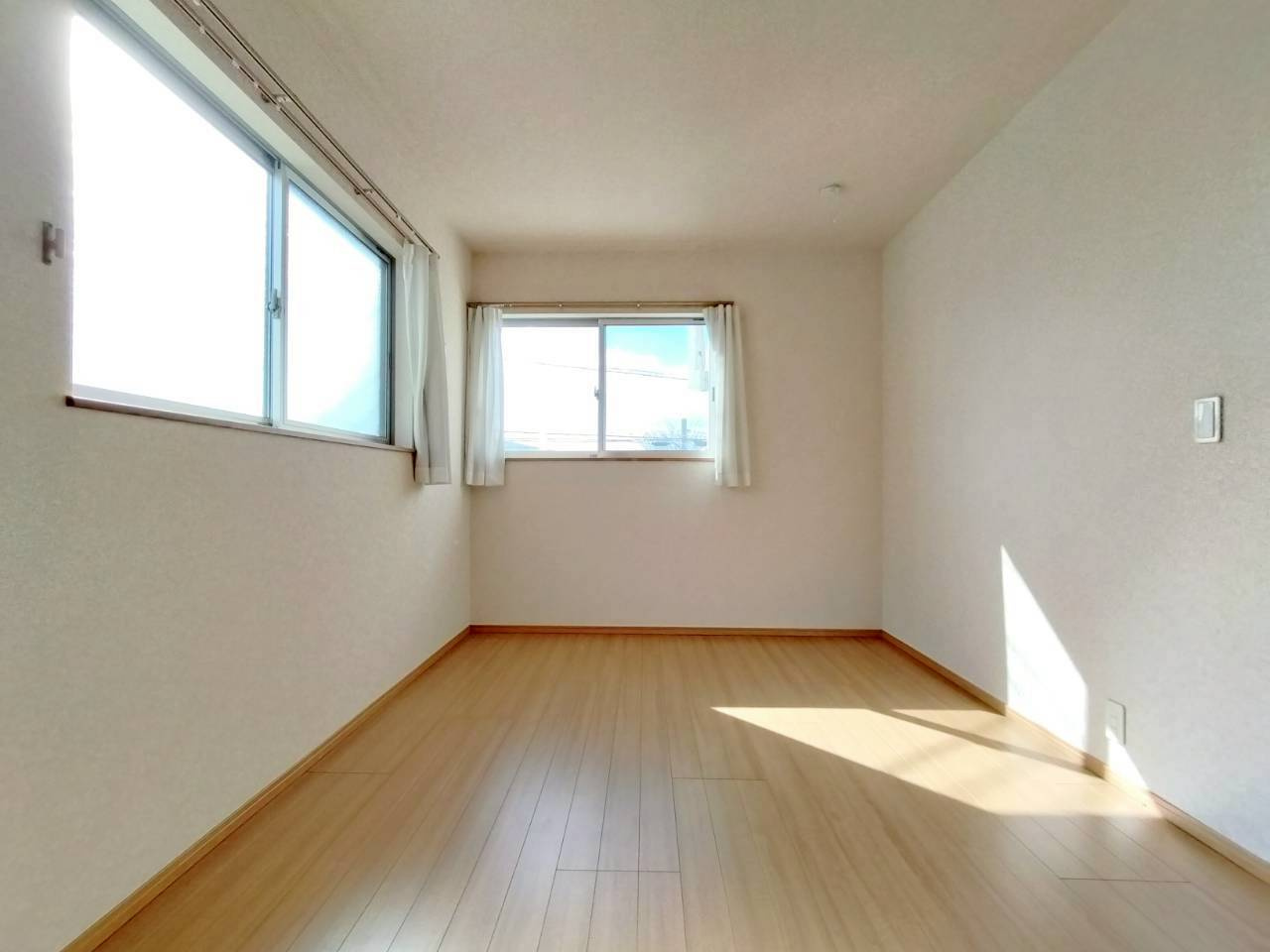 2面採光で朝から明るい光が差し込む約6.0帖の洋室。陽当たり・通風良好で、爽やかな朝を迎えられます。