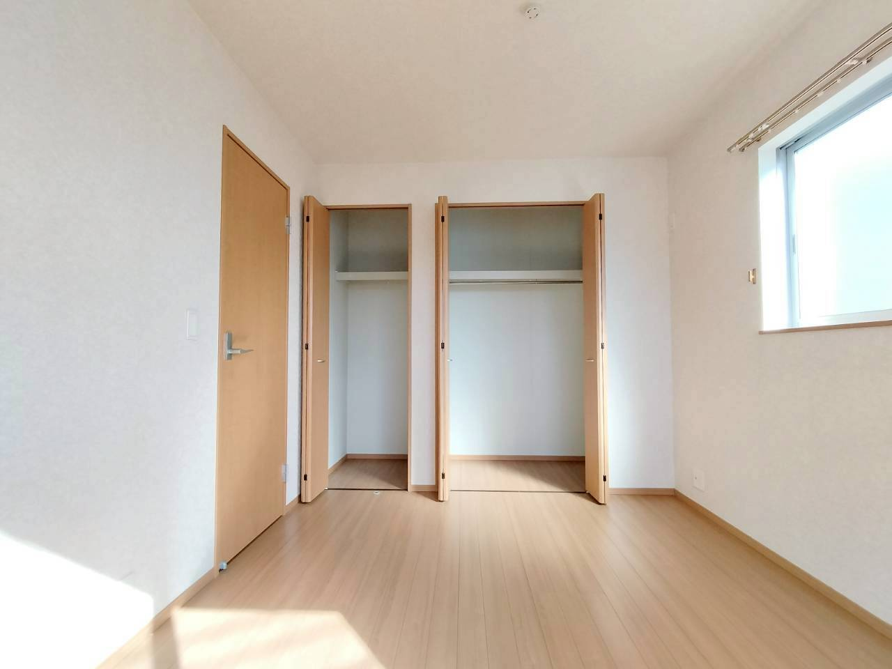 東側の洋室。壁面一面クロゼットで、お洋服や小物を分けて収納できるため、お部屋もスッキリ。
