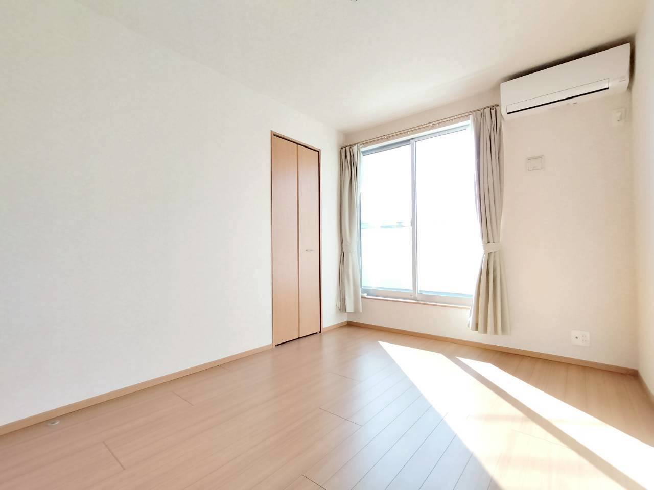 南西向きバルコニーに面した、2階中部屋の洋室です。クロゼット完備で収納面も安心。