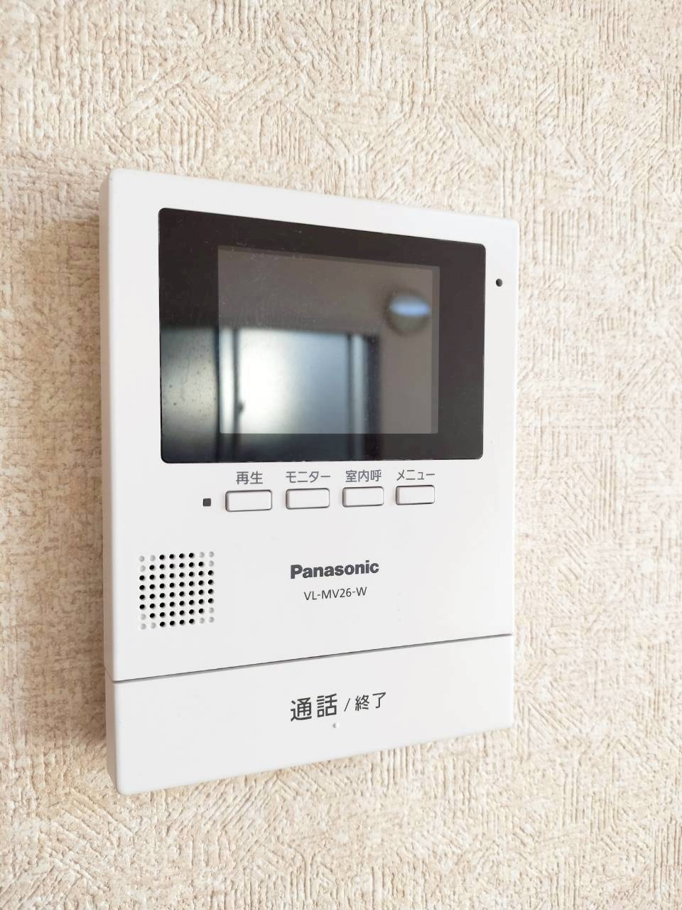 来客の顔を確認できるTVモニター付きインターホンを設置。防犯性に優れる、安心の設備です。