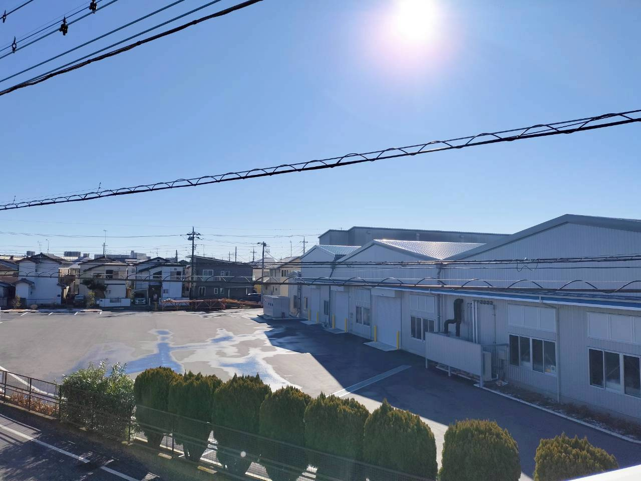 南西向きで陽当り良好。前面に高い建物がないため、開放感あふれる眺望を楽しめます。