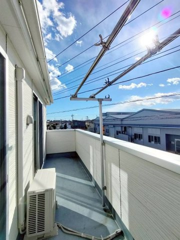 2部屋を繋ぐワイドなバルコニー。どちらの洋室からも外へ出られる開放的な設計です。