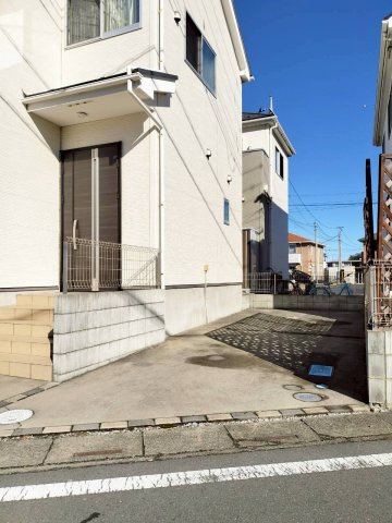 軽自動車であれば2台並べての駐車も可能。ゆとりあるスペースを確保しています。