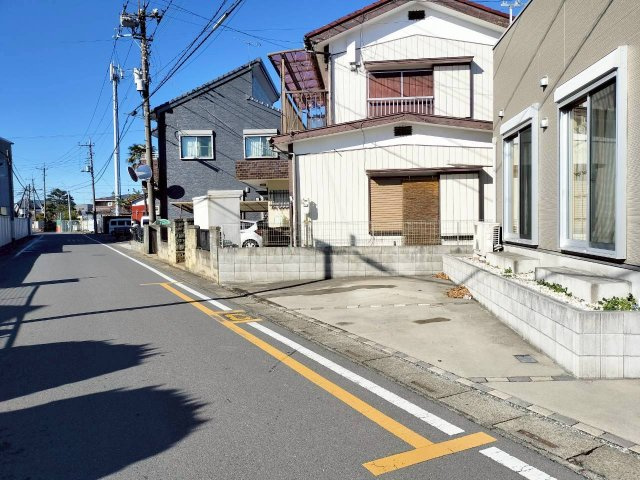ゆとりある前面道路に面しており、駐車のしやすさが自慢。