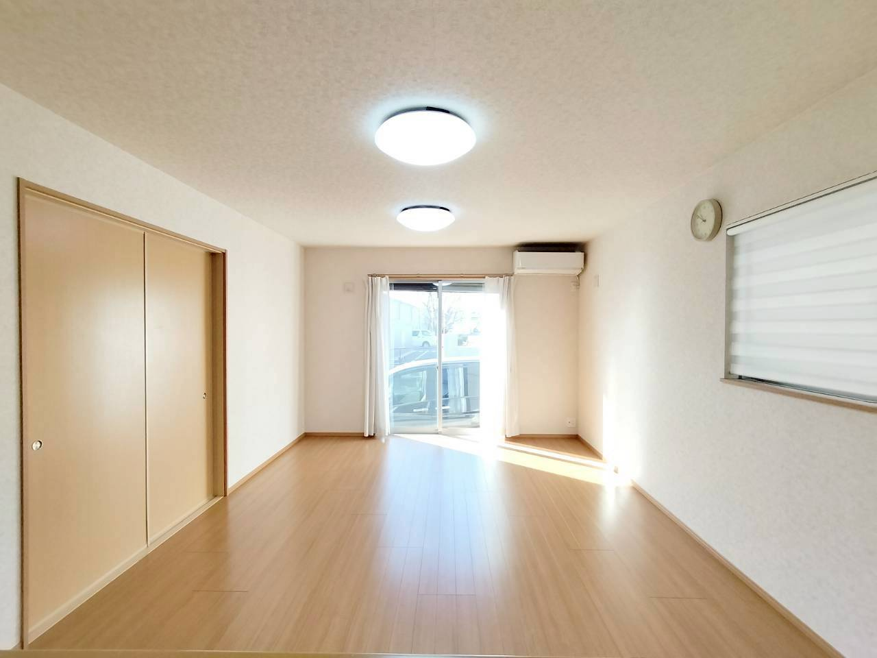 約16帖のLDK。2面採光につき陽当り・通風良好。家具を置いてもゆとりがあり、開放感感じるリビング。