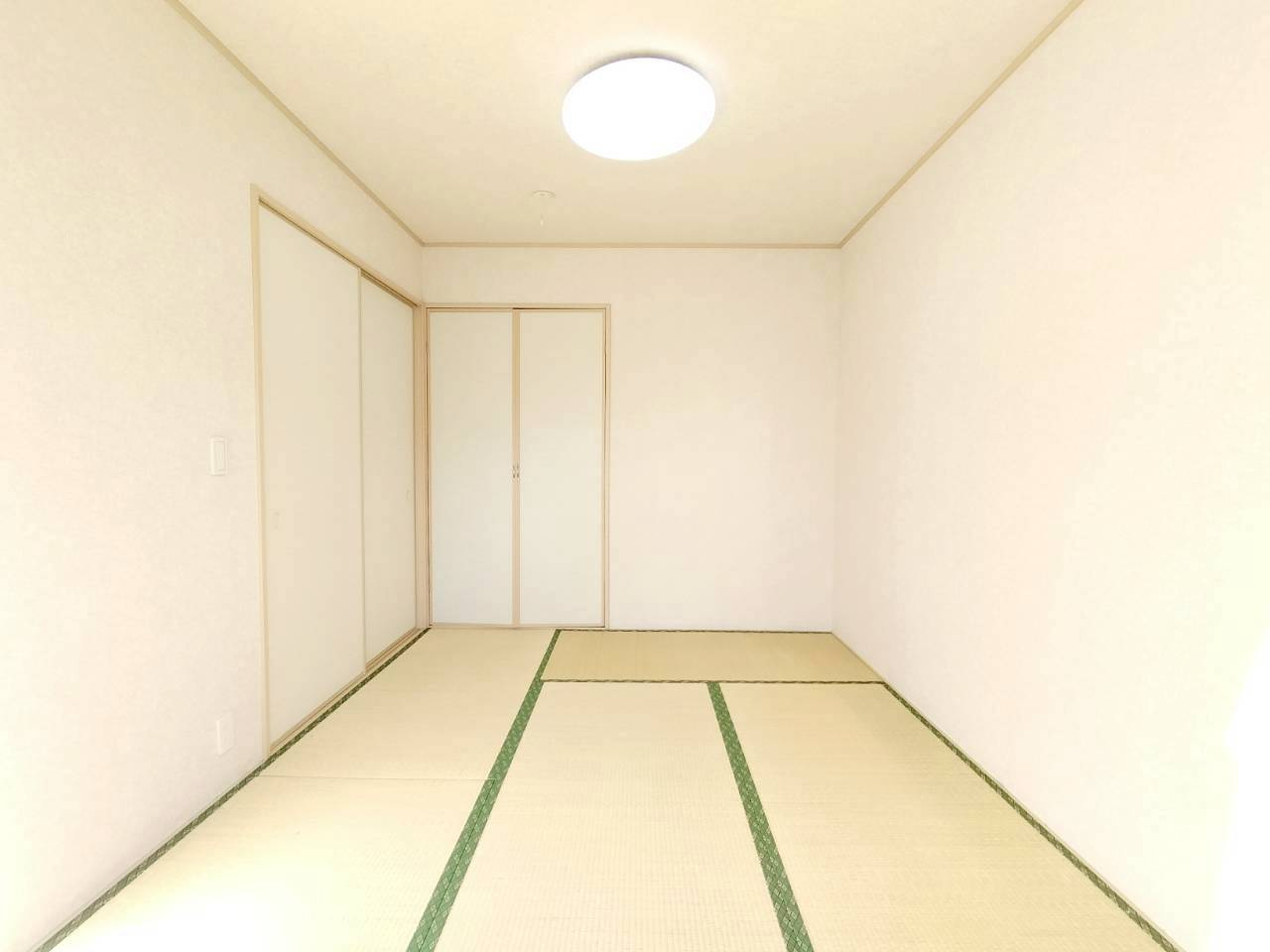 リビング横に位置する6帖の和室。引き戸を開放すれば一体利用も可能。日向ぼっこも楽しめます。