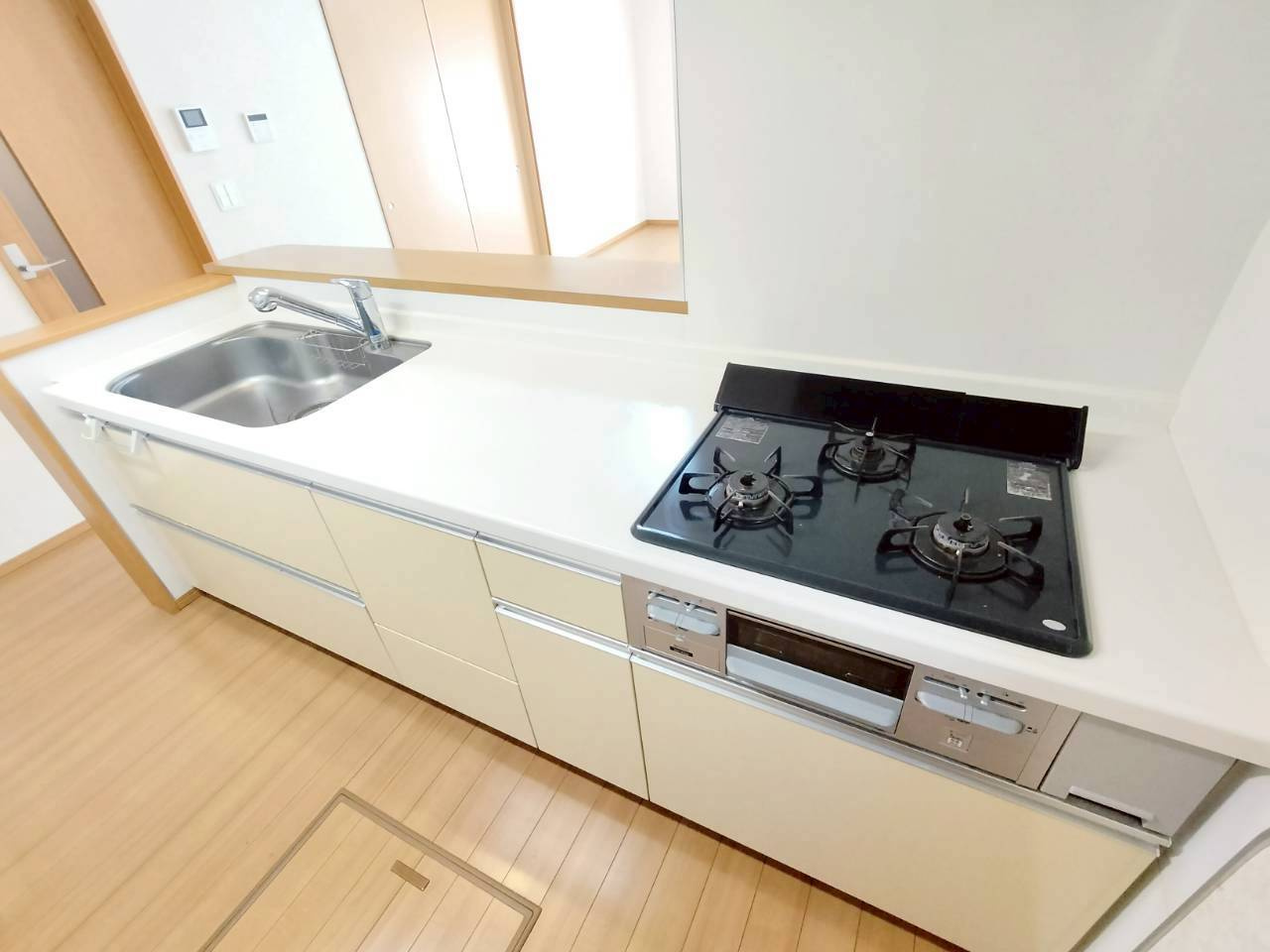 効率良く調理ができる3口コンロを完備。掃除しやすいフラットな設計で、お手入れも簡単です。