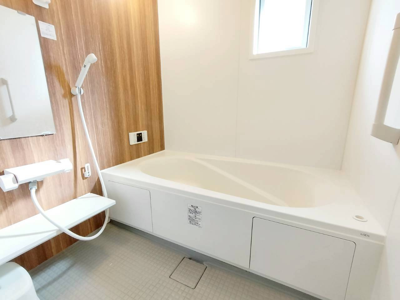 窓付きで換気がしやすく、カビ対策も安心な浴室です。雨の日や夜間のお洗濯に便利な浴室乾燥機完備。