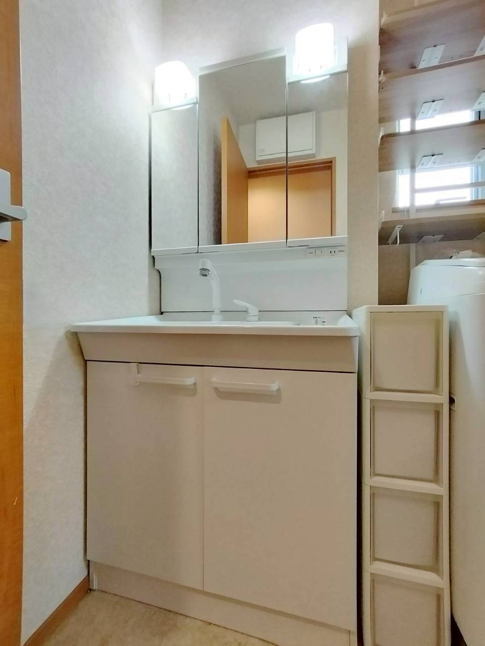 身支度に便利な三面鏡付きの独立洗面台。鏡裏の収納も豊富で、洗面周りをすっきりと保つことができます。
