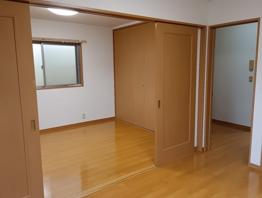 引き戸を開放して広々空間に。ライフスタイルに合わせて使い方を自由に変えられる洋室