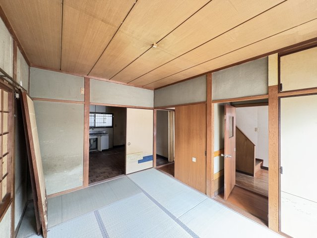 畳の落ち着いた雰囲気が広がる和室は、くつろぎの空間として活用できます。和室ならではの柔らかな空間は、客間としてはもちろん、ご家族の団らんスペースとしても利用できます。ゆったりと過ごすことができる空間。