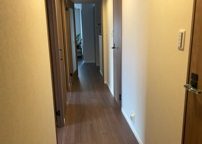 内装はとにかくおしゃれなものがいい！と選ぶ前に、まず住んだ後のことを想像してみましょう。住んでみたらコンセントの位置が悪くて使いにくいなど出てきます。事前にどの家電をどこに置くか想定しておきましょう。