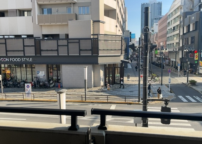 眺望の良さを楽しめるダイニングキッチンで家族団らんの時間を過ごしてはいかがでしょうか。バルコニーから見える景色を家族で眺める時間は、時間が経つのを忘れてしまいそうですね。是非、現地を見に行きましょう！