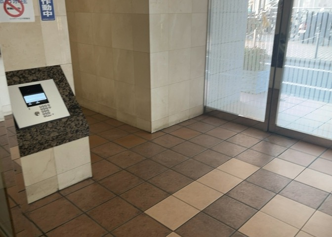 マンションのエントランスには、もともと風よけや防犯の役割がありますが、マンションによって宅配ボックスなどの設備が備わっている所もあります。日々の生活をイメージしながら生活しやすさをチェックしましょう。