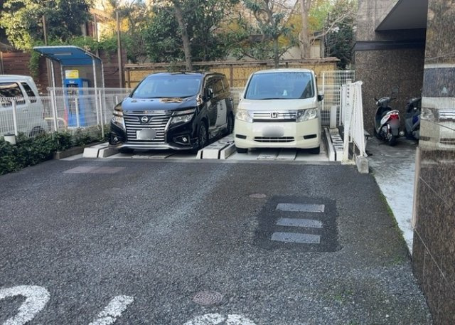 車一台あたりに必要なスペースは、標準サイズの普通自動車で横幅2m50cm、長さ5mは必要になります。ただし、乗降のことも考慮して横幅3m30cm、長さ5m50cmほどは確保できるところを選びましょう。