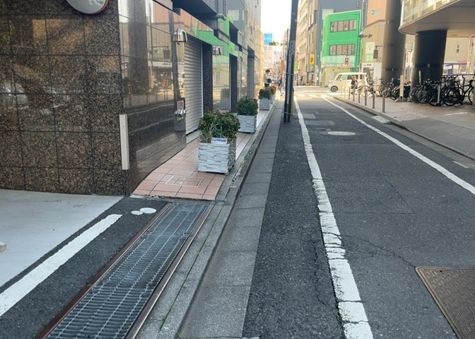 物件によっては、入居者が個人的に使用できる専用庭がついているものもあります。また、住宅の中にある土間の部分を庭と呼ぶこともあります。庭の用途は住む人によって変わり、それによってデザインもさまざまです。