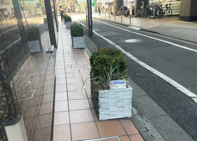 中庭（パティオ）とは、一つの建築物の内部に設けられた、壁などで囲われている庭のことを指します。コの字型、ロの字型が主流ですが、L字型の中庭もあります。最近では、インテリア性の高さからも人気があります。