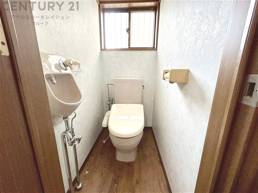 温水洗浄便座付トイレは温水洗浄機能により、暖かい水でおしりを洗浄することができ、冷たい水を使う従来の便座に比べ、温水洗浄機能で暖かいトイレを提供し、快適な使用を可能にします。