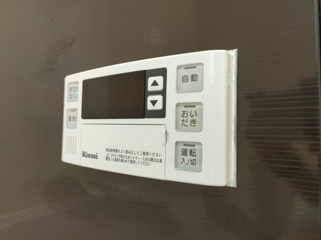 【給湯パネル】　いつでもすぐに温かいお風呂をお楽しみいただけます。