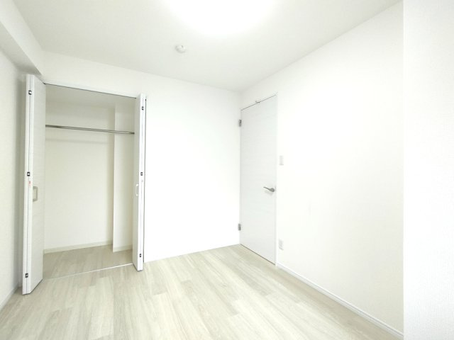 【洋室約5.4帖　収納】　全てのお部屋に収納を備え、空間を広くお使いいただけます。
