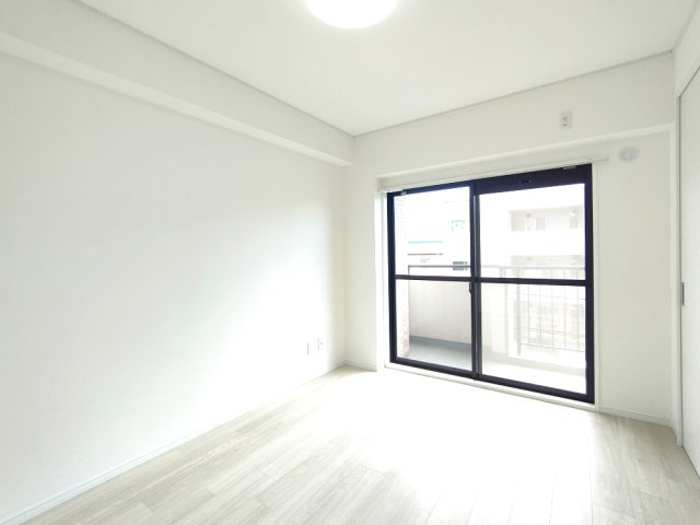 【洋室約6.0帖】　リビング隣接の居室、続き間としての利用やセパレート型、使い勝手良いお部屋です。用途様々です♪バルコニーに面しており、開放感あります♪