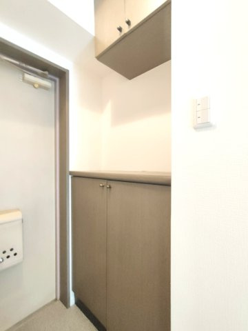 【シューズボックス】　壁面にはシューズボックスが設置されています。シューズボックス上にはお花を飾ったり、外出時に忘れてはいけない物を置いておいたり、便利に利用できます。