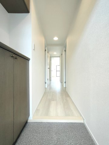 【廊下】　美しい木目が暮らしに温もりと安心感を与えてくれます。