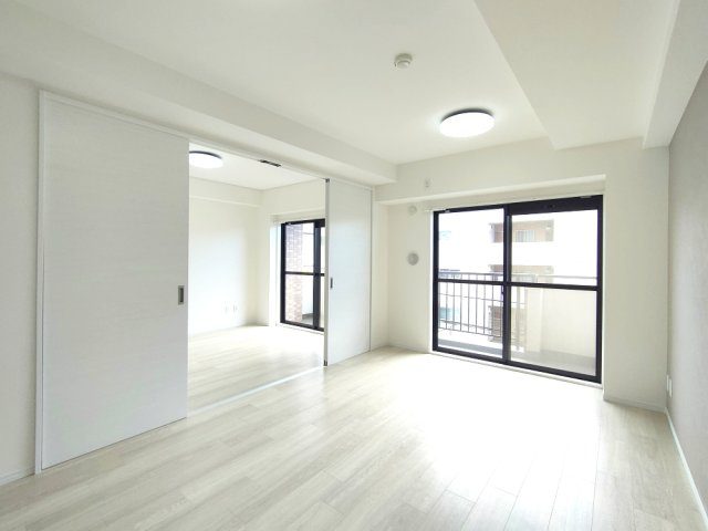 【LDK約11.2帖】　リビングに隣接する洋室の建具は引込み戸を採用。用途に合わせて空間をフレキシブルに活用できます。