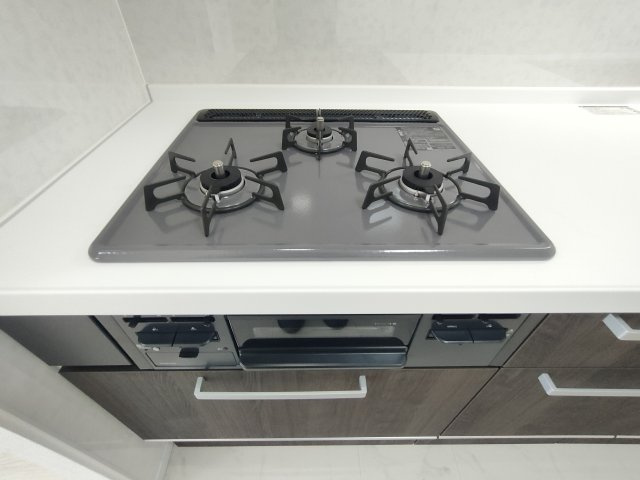 【3口ガスコンロ】　3口コンロ、グリル付きでお料理のレパートリーも増えそうです。