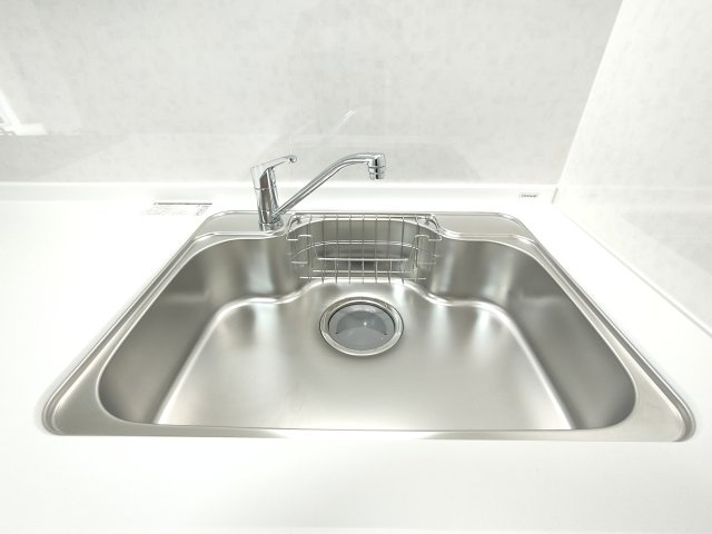 【シンク】　食器洗いもはかどる広々としたシンク。