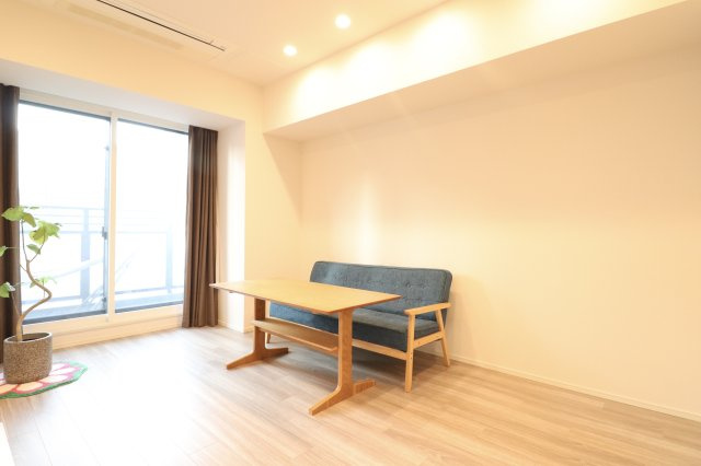 【リビングダイニング】約14.8帖！床暖房完備で冬でも足元あたたかいです！