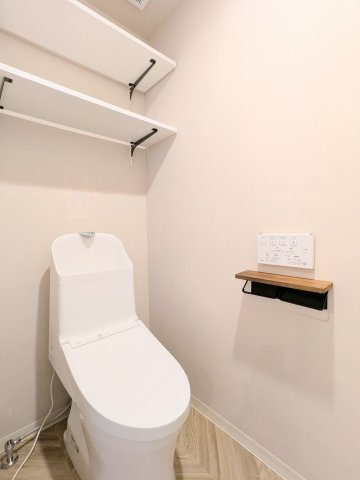 ～棚付きのトイレ写真～
